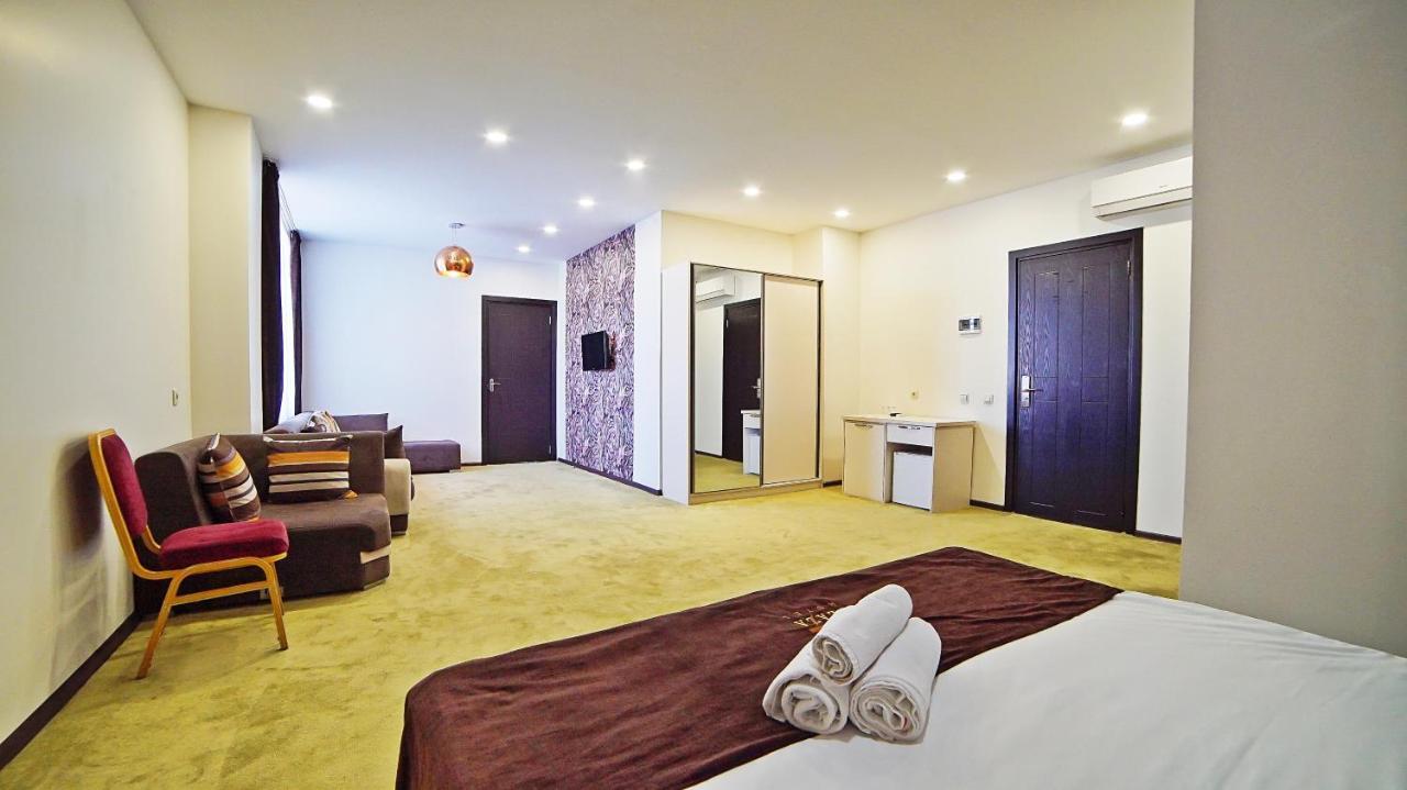 Mardi Plaza Hotel บาทูมิ ภายนอก รูปภาพ