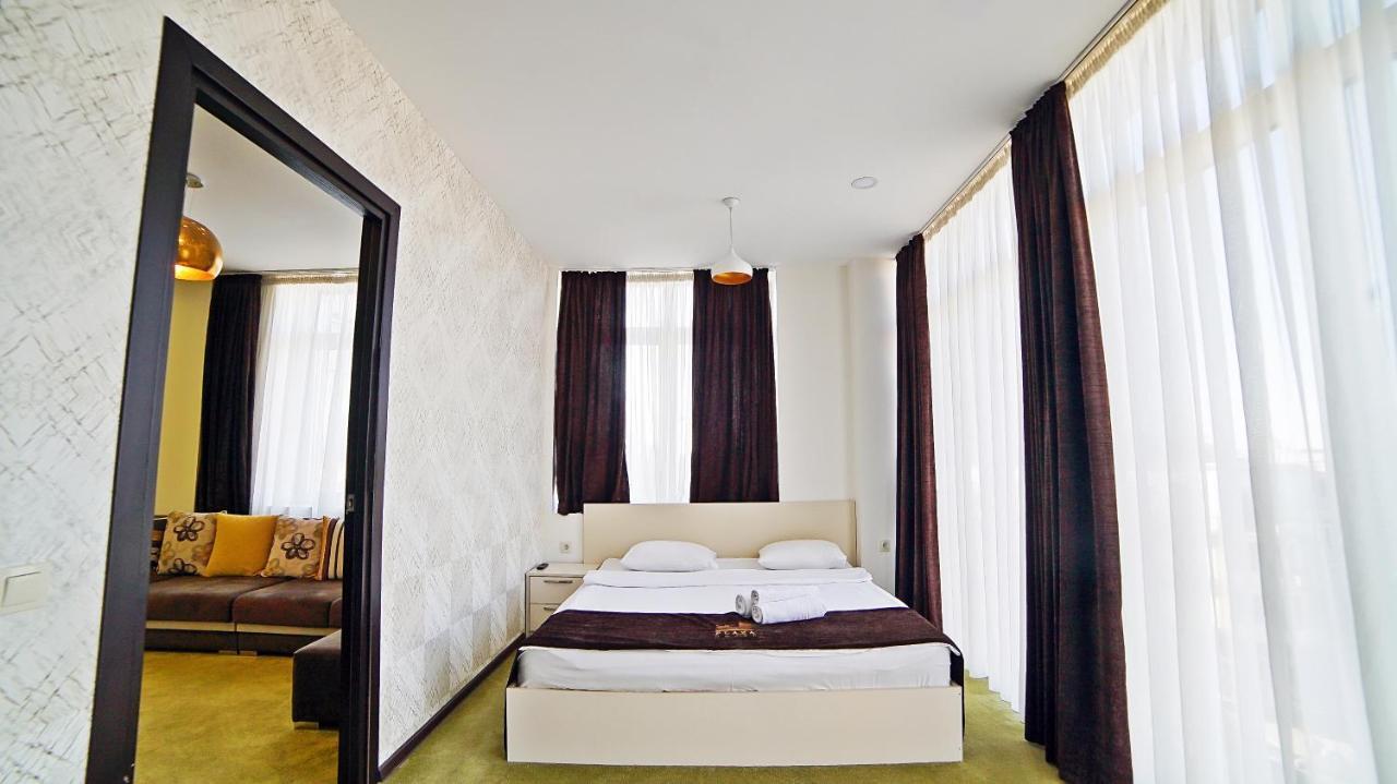 Mardi Plaza Hotel บาทูมิ ภายนอก รูปภาพ