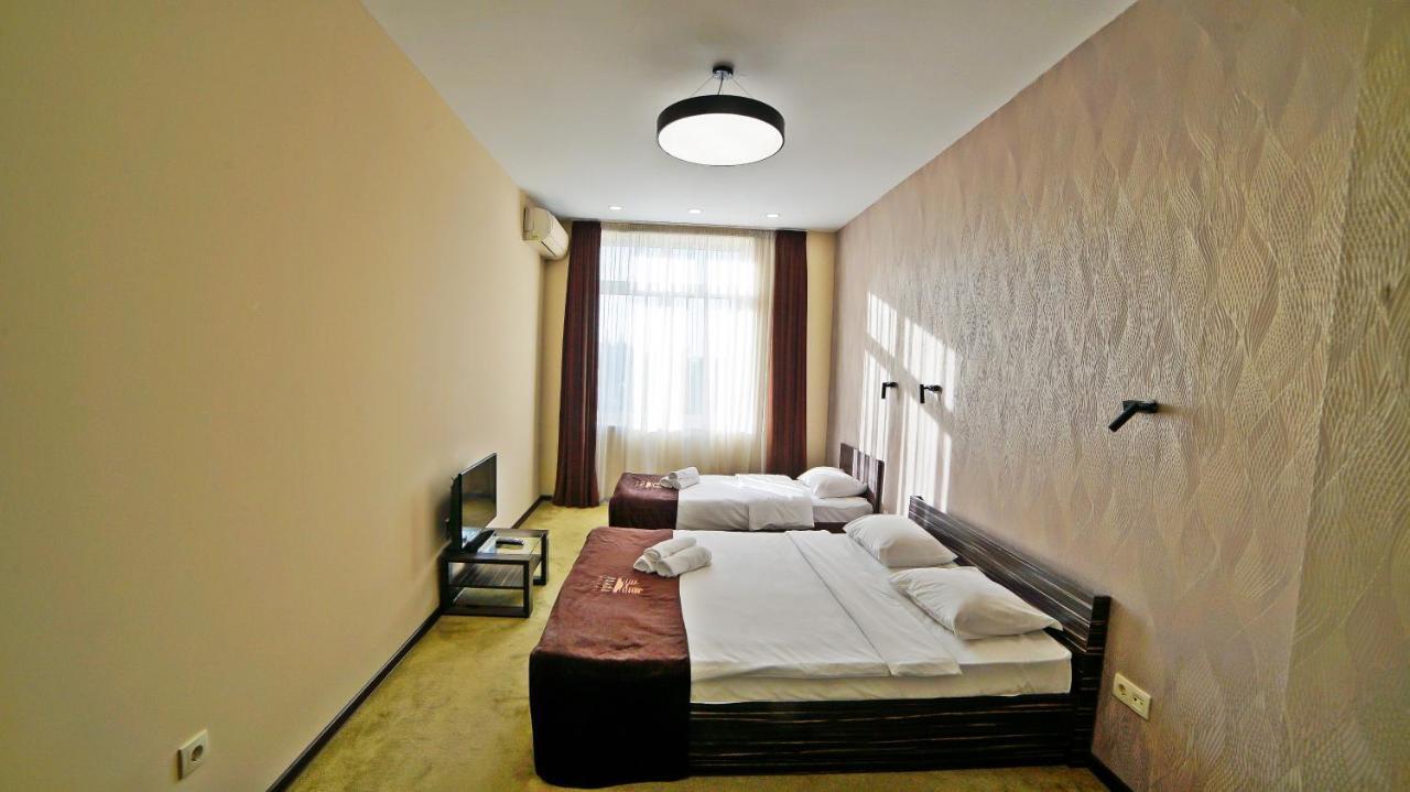 Mardi Plaza Hotel บาทูมิ ภายนอก รูปภาพ