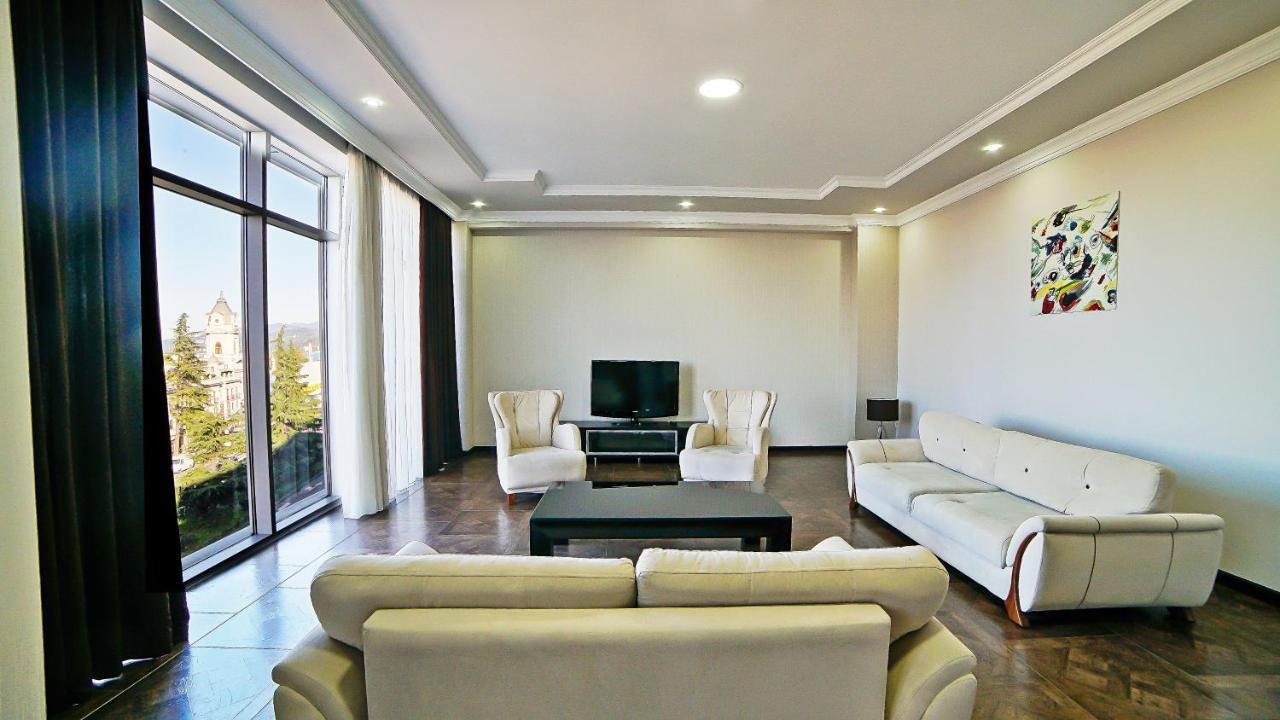 Mardi Plaza Hotel บาทูมิ ภายนอก รูปภาพ