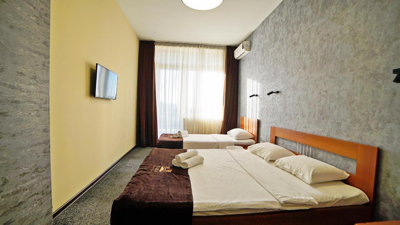 Mardi Plaza Hotel บาทูมิ ภายนอก รูปภาพ