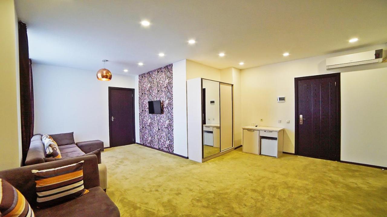 Mardi Plaza Hotel บาทูมิ ภายนอก รูปภาพ