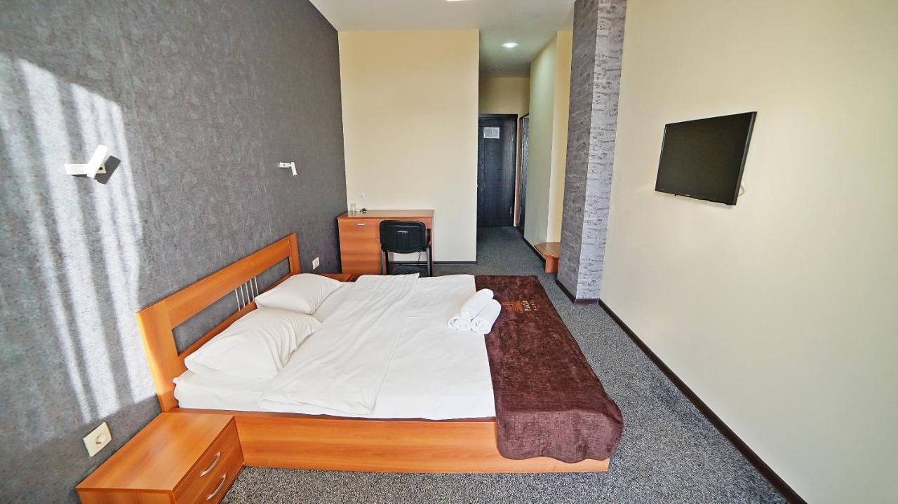 Mardi Plaza Hotel บาทูมิ ภายนอก รูปภาพ