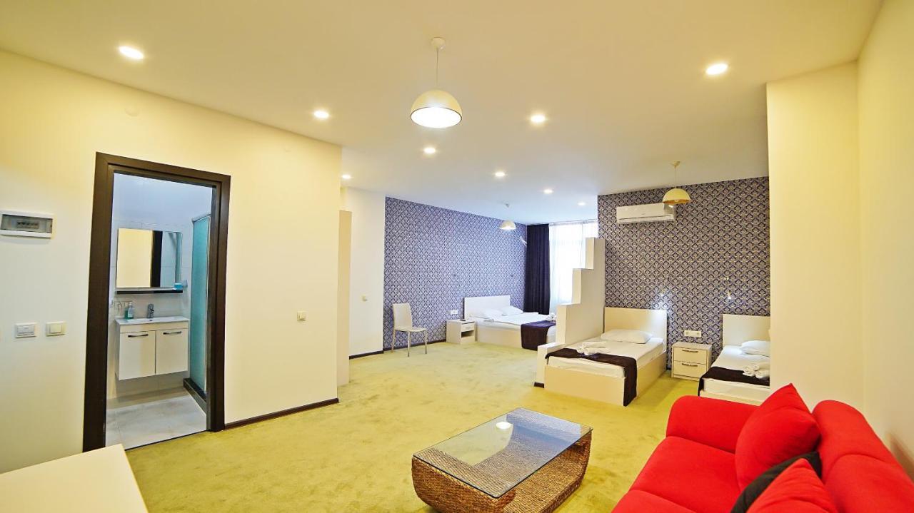 Mardi Plaza Hotel บาทูมิ ภายนอก รูปภาพ